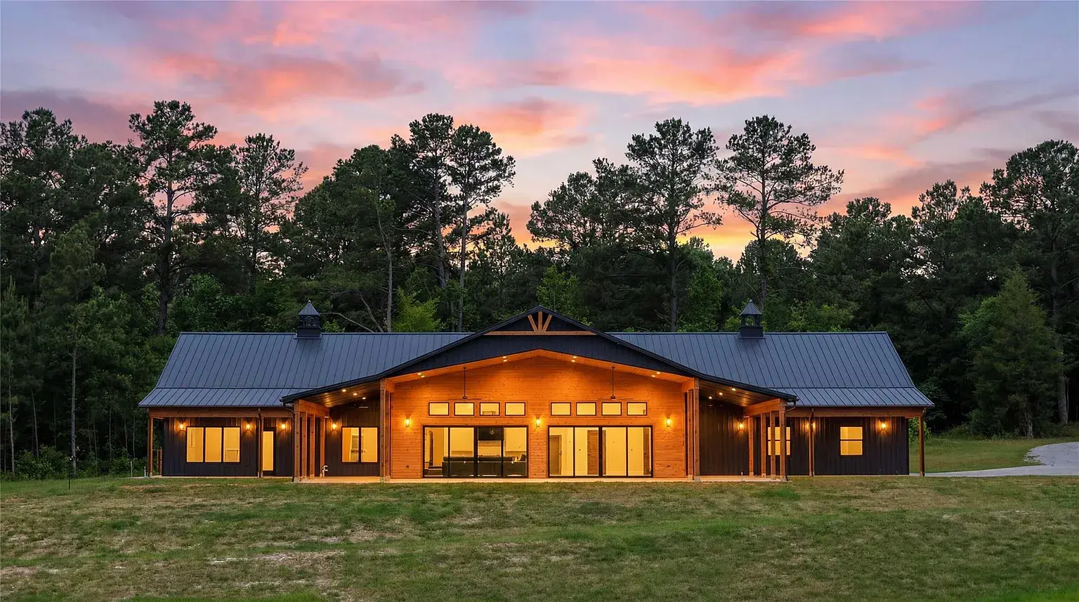 447 County Road 2211 in Rusk