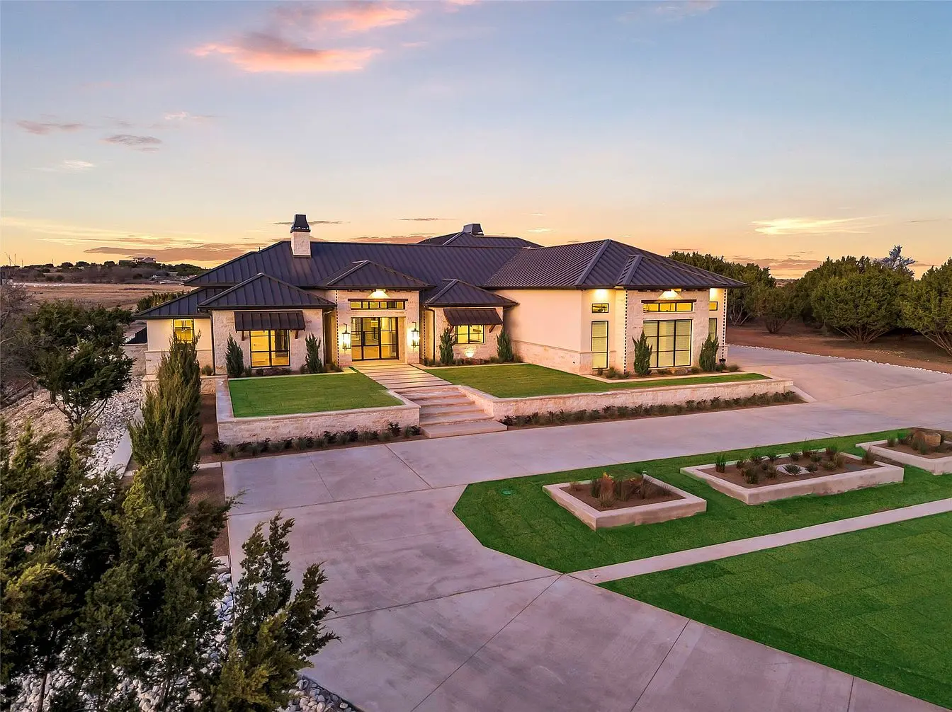 Luxury home in Cresson, TX in Cresson
