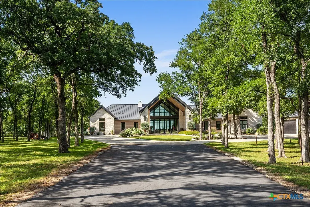 Luxury home in Bartlett, TX in Bartlett